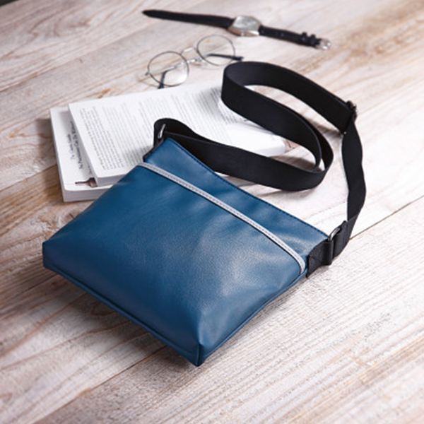 フランコフェラーロ　ショルダーバッグ　ネイビー