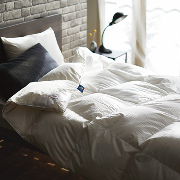 ピレネックス　ＶＥＲＳＡＩＬＬＥＳ　春夏用　羽毛合掛けふとん（収納袋付）