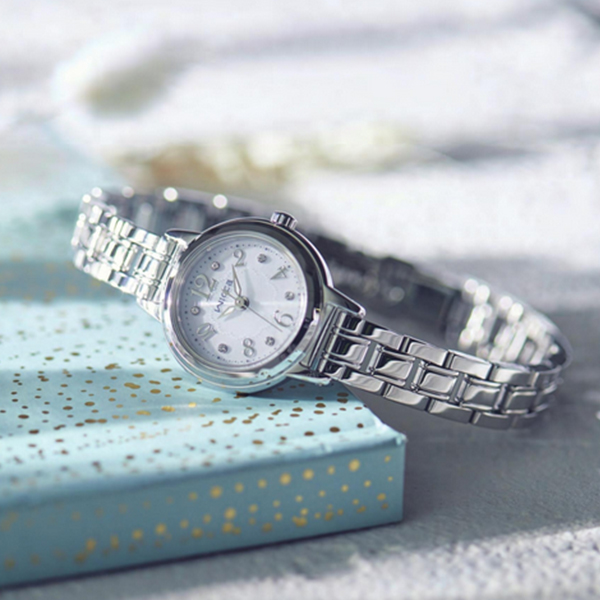 ウィッカ　婦人ソーラー腕時計　シルバー