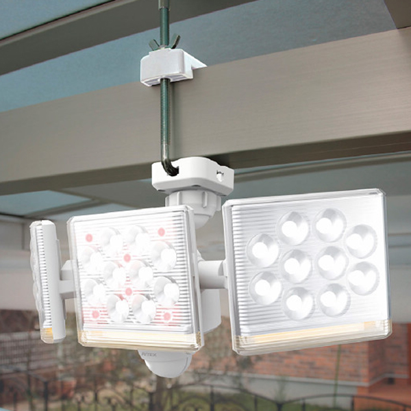 １２Ｗ×３灯　フリーアーム式　ＬＥＤセンサーライトリモコン付　ホワイト