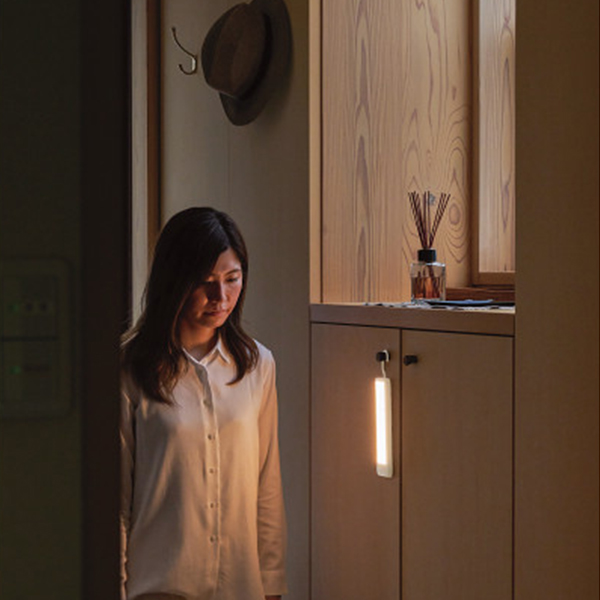 ぷらり。ぺたんこセンサーライト　アイボリーホワイト