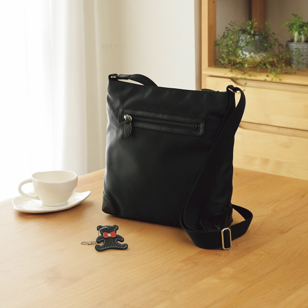 日本製ナイロンショルダーバッグ（ストラップ付）