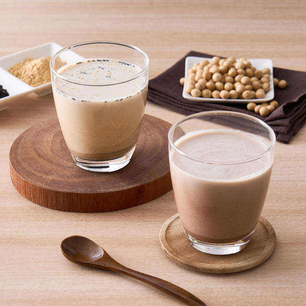 牛乳にまぜる本日のきなこ