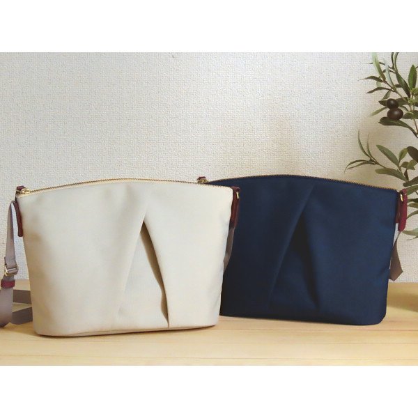 シャキッと軽量ショルダーバッグ（再生生地使用）  ネイビー