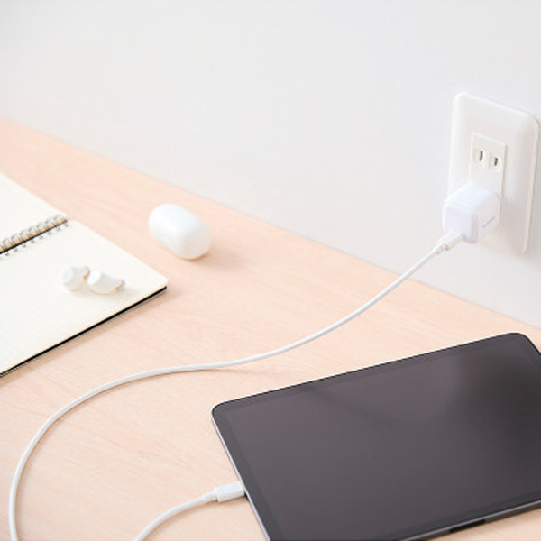 エレコム　Ｔｙｐｅ－Ｃ　充電器　ＰＤ　２０Ｗ　軽量 ホワイト