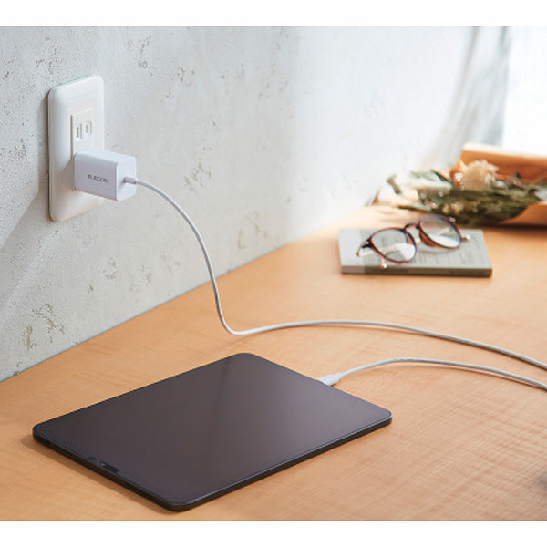 エレコム　Ｔｙｐｅ－Ｃ充電器　ＰＤ２０Ｗ　ケーブル一体型　１．５ｍ ホワイト