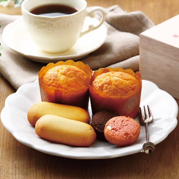 喜びあふれるお楽しみスイーツ（木箱入）