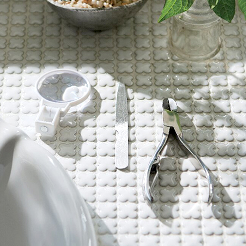 ニッパー型つめ切り(レンズ付き)