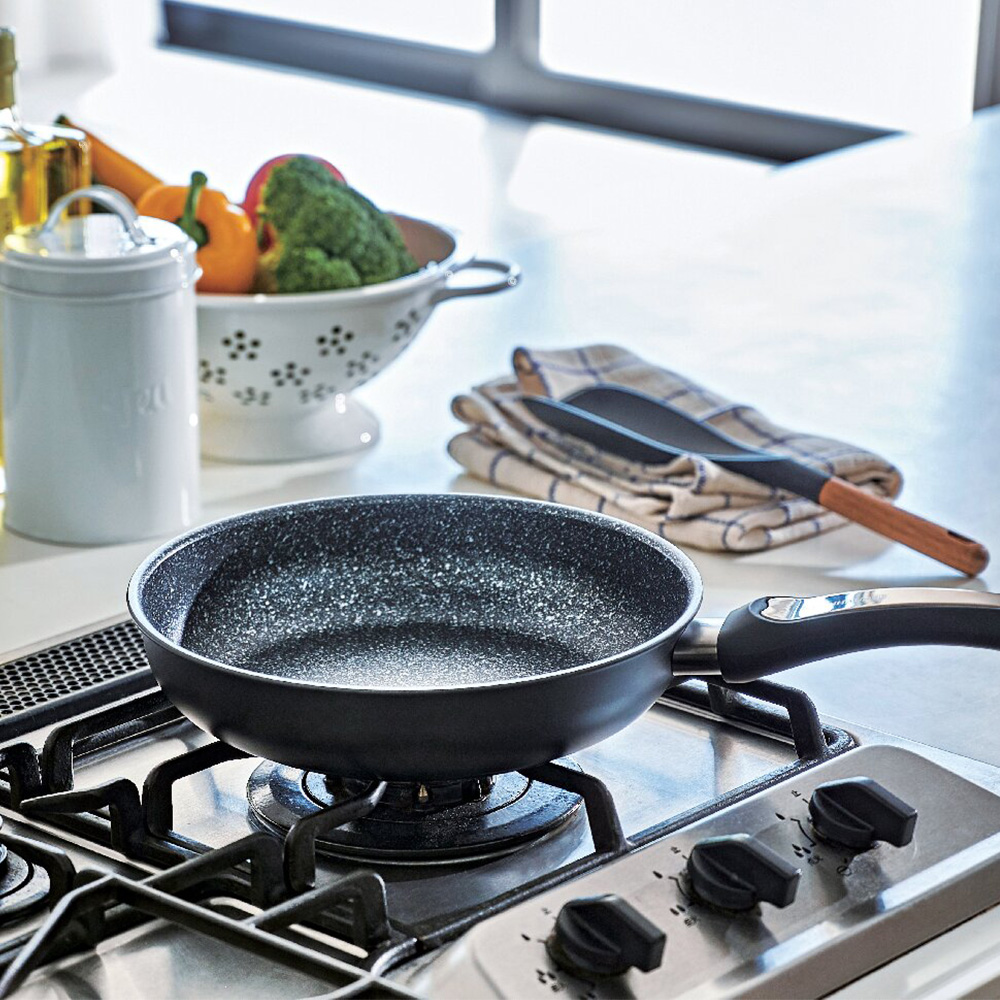 ケヴンハウンディースタイル ジェットブラックフライパン24cm・クッキングスコップセット
