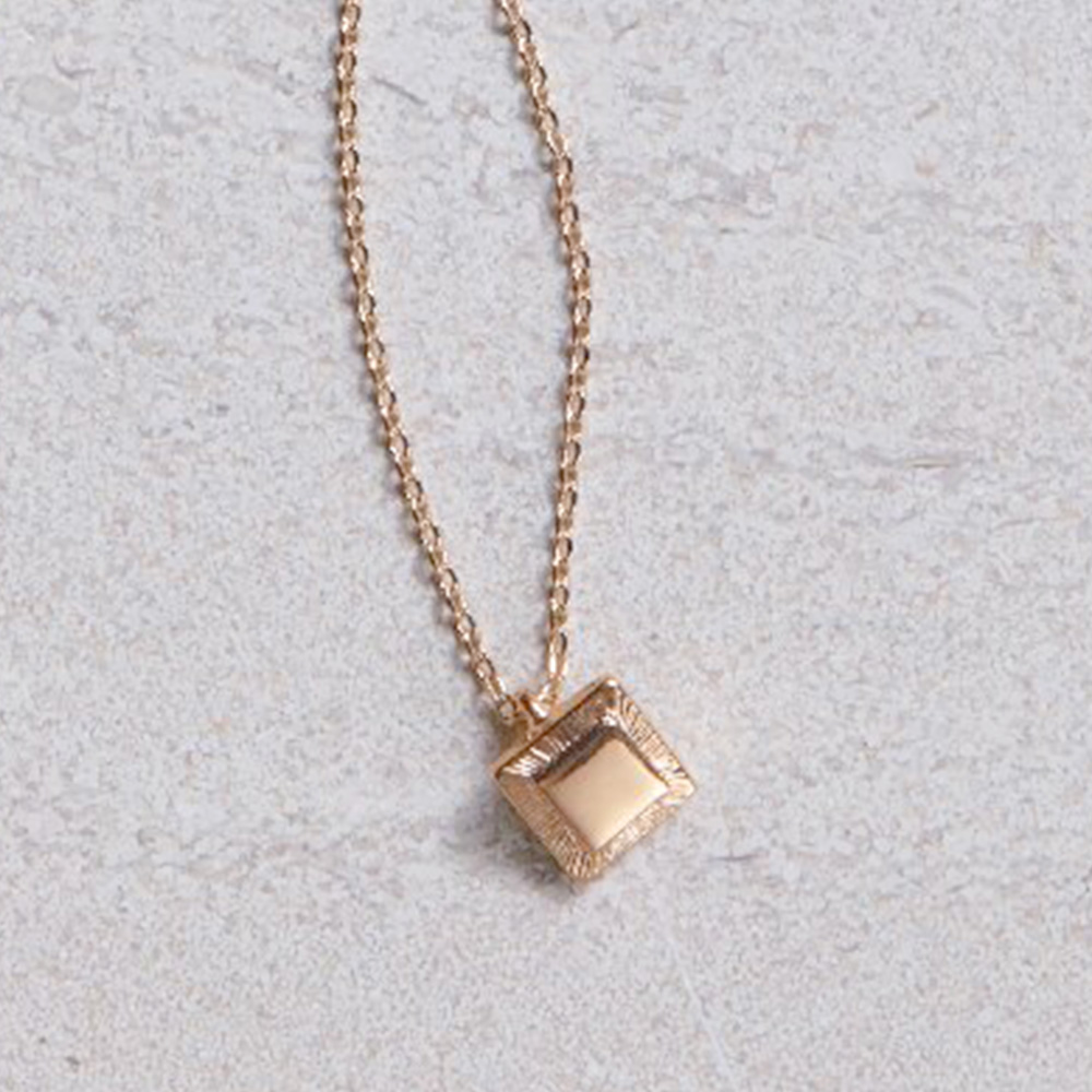 グロッセ プチメタルスクウェアネックレス