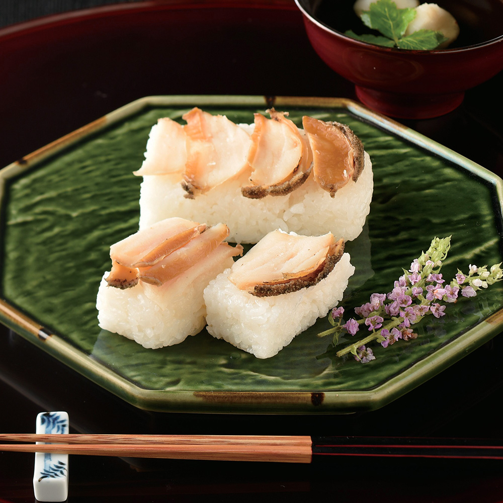 日本のおいしいお料理　日本料理店の天然煮あわび棒寿司