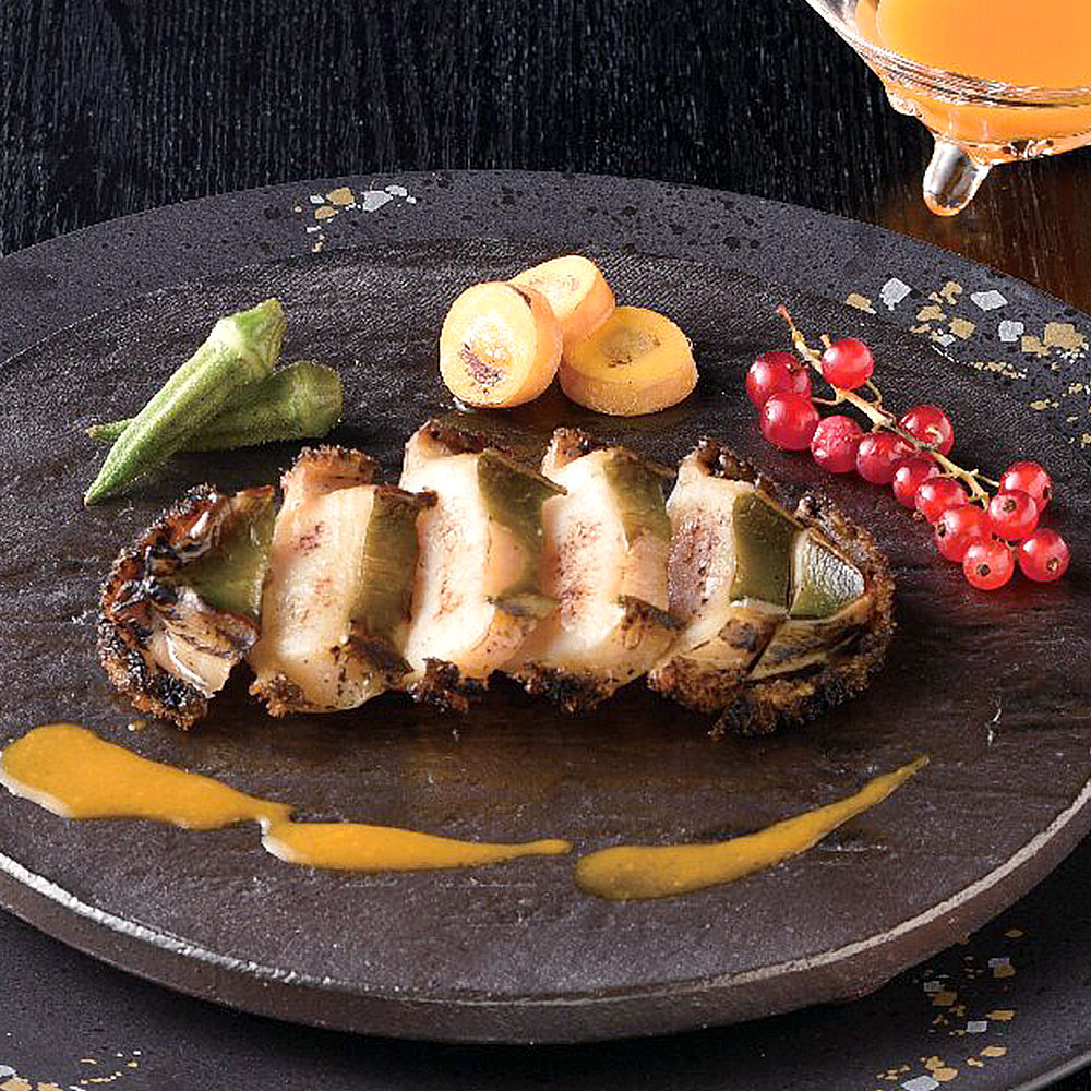 日本のおいしいお料理　日本料理店の天然あわびステーキ