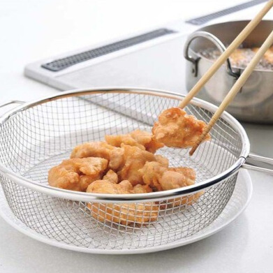 絶妙メッシュの水切りしやすい手付きザル