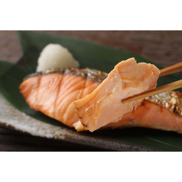 「三協水産」 北海道日高沖 秋鮭と桜鱒切身セット